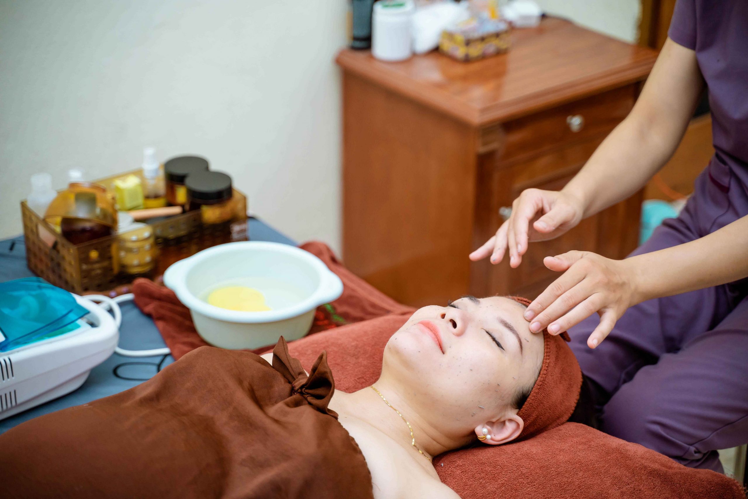 https://vietsuncare.vn/wp-content/uploads/2022/09/massage-bầu-vietsun-care-scaled.jpg