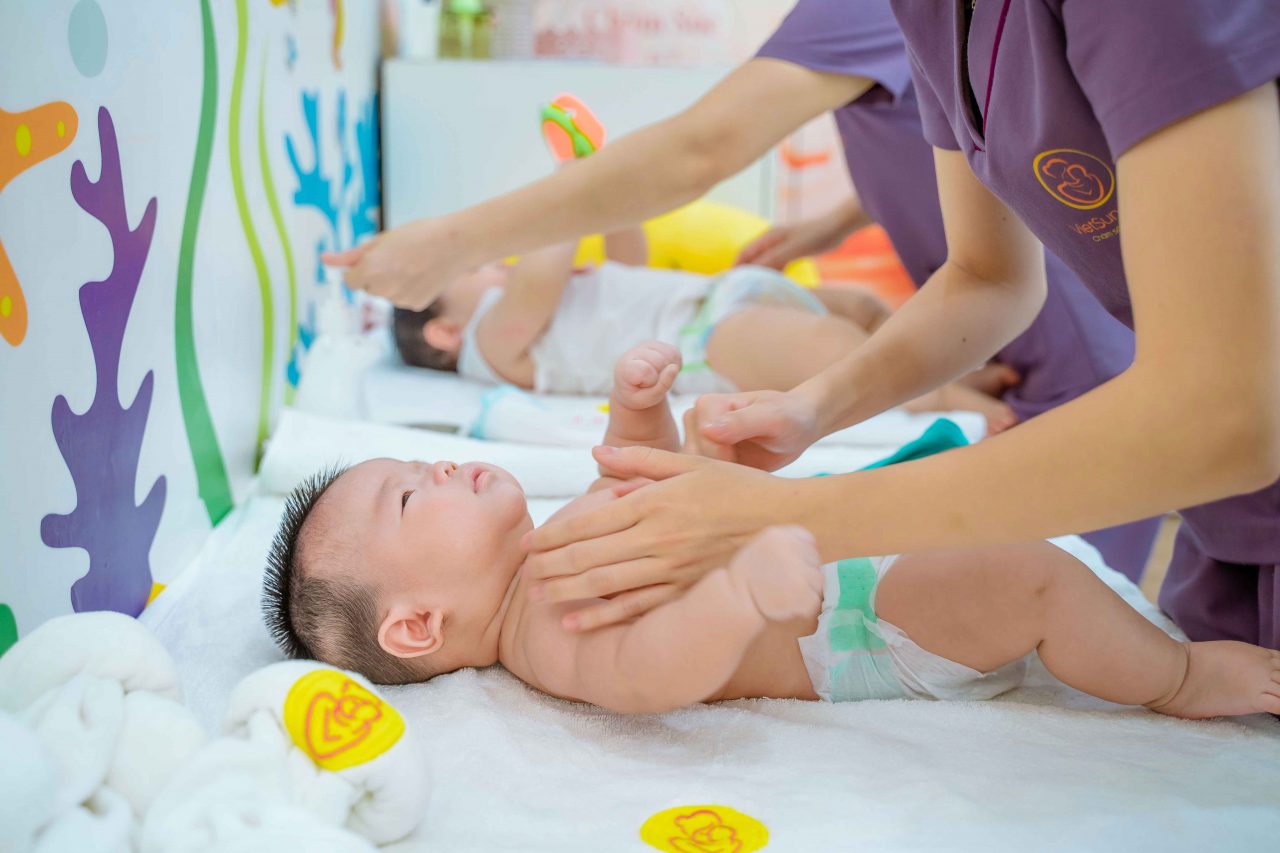 https://vietsuncare.vn/wp-content/uploads/2022/09/massage-bé-vietsun-care-1280x853.jpg